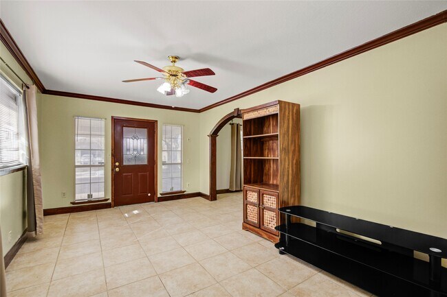 Building Photo - 8565 Ridgepoint Dr