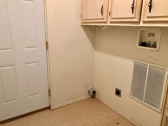 Building Photo - Double Wide on a Double Lot w/detached Gar...