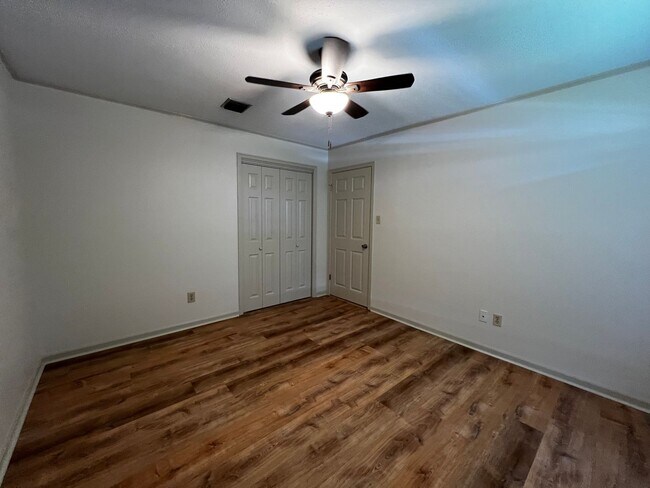Building Photo - 4 Bedroom, 2 Bathroom, large yard, 2 car c...