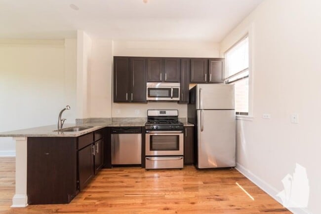 Building Photo - 2 bedroom in Chicago IL 60647