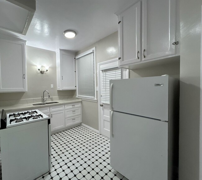 Building Photo - SPACIOUS 2 BEDROOM 1 BATH DOWNSTAIRS JUST BLOCKS FROM ALAMITOS AND JUNIPERO BEACH