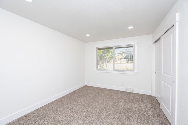 Building Photo - Lakewood Rambler 3 bedroom + Bonus