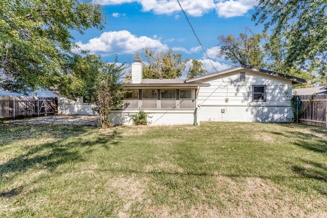 Building Photo - 3 bedroom, 2 bath home in the beautiful Westlink neighborhood in West Wichita.