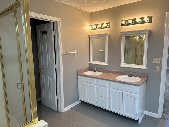 Building Photo - 4910 Clarkson Dr