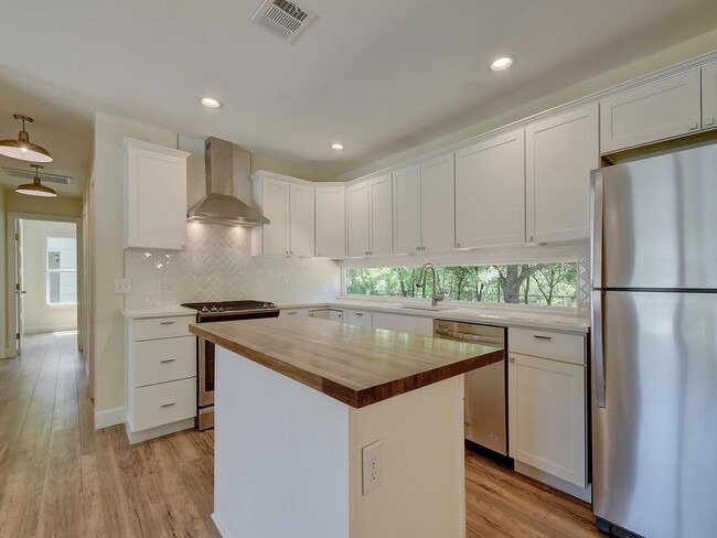 Building Photo - Fantastic Home - Windsor Park