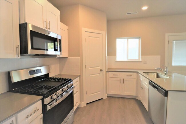 Building Photo - Brand New 3 bedroom Townhome In Cedar City...