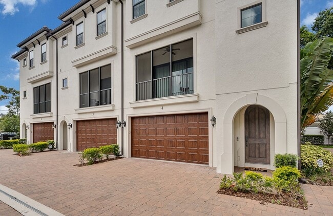 Building Photo - 3215 W De Leon St