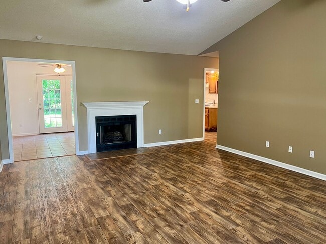 Building Photo - For rent 3 bedroom, 2 bath.