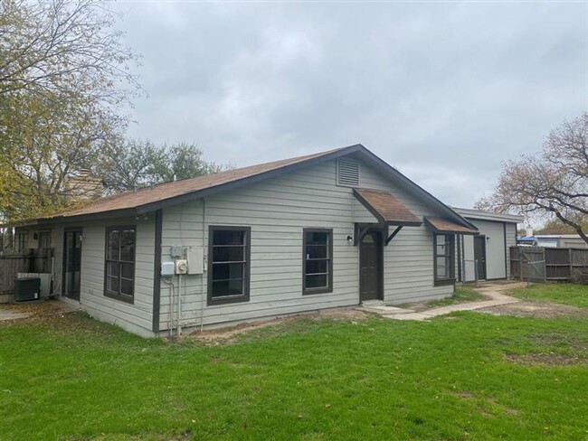 Building Photo - Cute 2/1 duplex with garage/carport