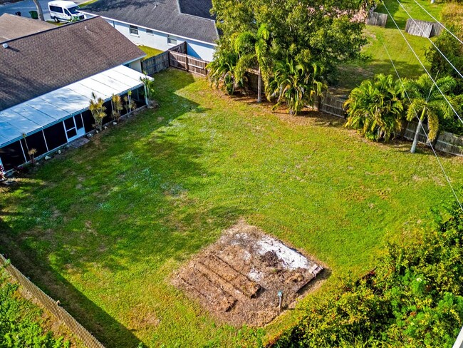 Building Photo - Braden River Lakes 3 Bedroom Fenced Yard &...