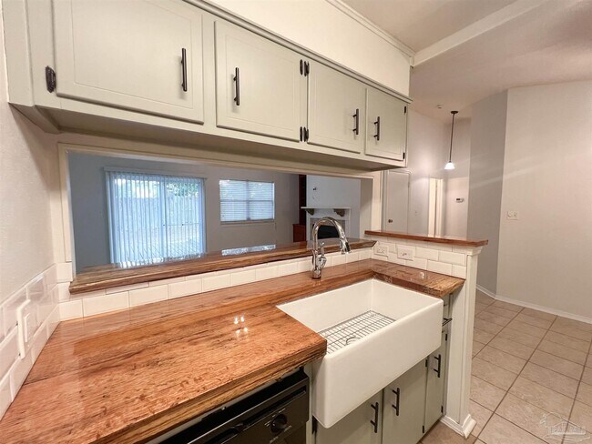 Building Photo - 8101 Treetop Ln