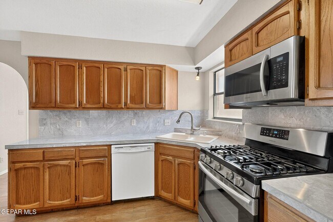 Building Photo - 7419 Mission Viejo Dr