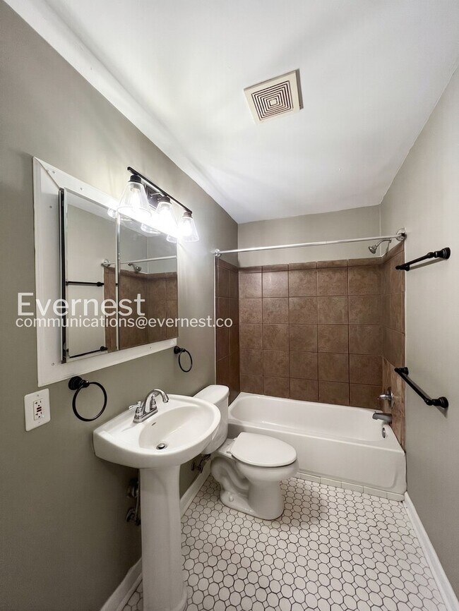 Building Photo - 5 Bed/4 Bath Home with Fenced Yard / Available Now!