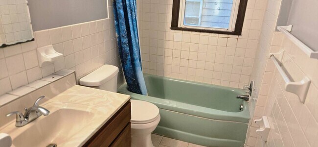 Building Photo - Charming 3 - Bedroom Property in Prime Location