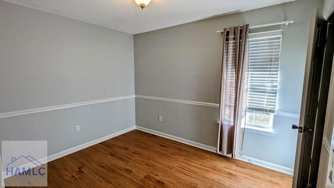 Building Photo - 215 Gordon St