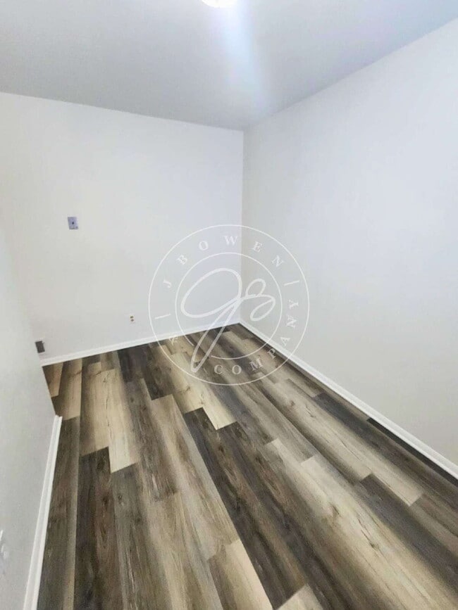 Building Photo - Spacious 2 bed 1 bath- 2 story home. Already passed Section 8 Inspection!