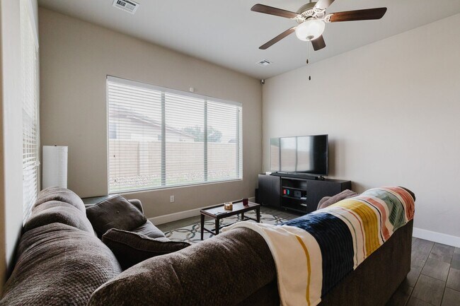 Building Photo - Spacious 3 Bedroom 2 Bath Home with 3-Car ...