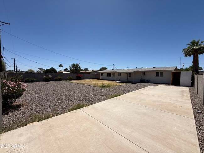 Building Photo - 301 N Apache Dr