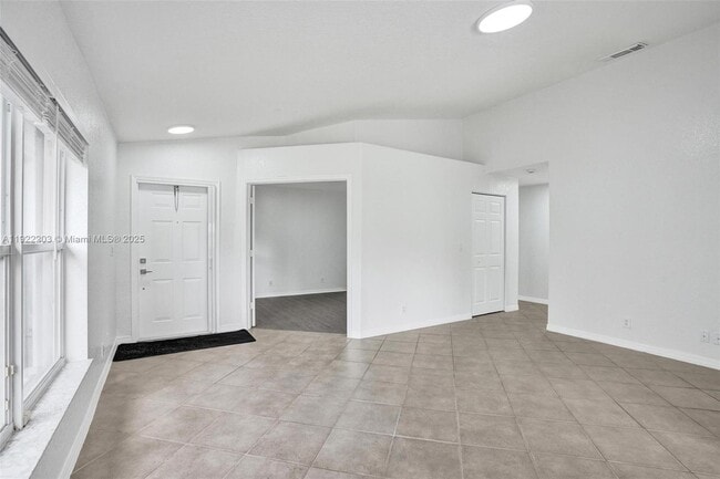 Building Photo - 6305 Willoughby Cir