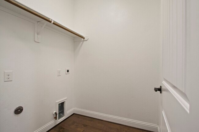 Building Photo - 20102 Three Chutes Ln