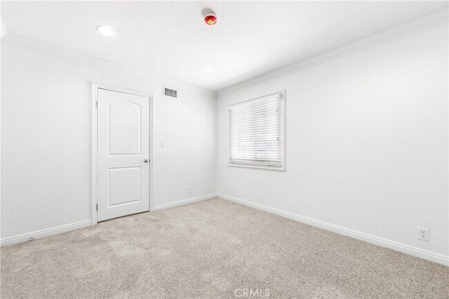 Building Photo - 5892 Meadowlark Dr