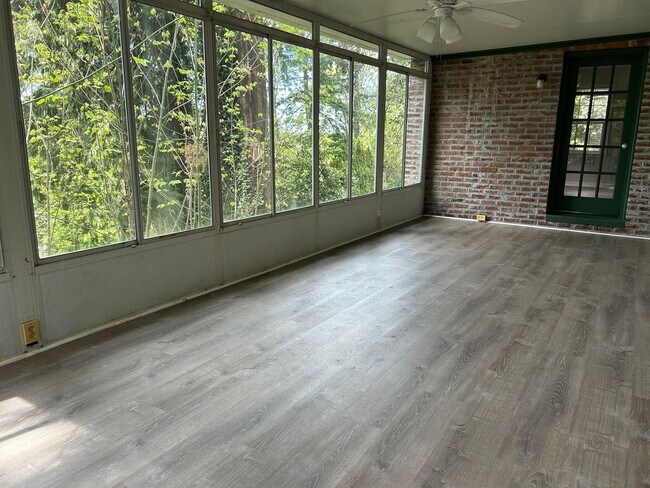 Building Photo - 2 Bed, 1.5 Bath Home with Basement and Sunroom