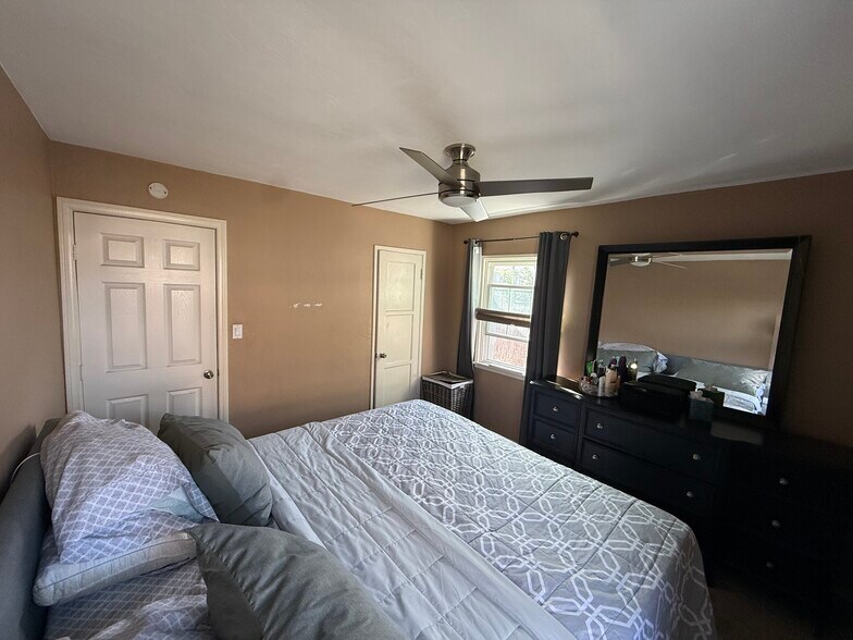 Building Photo - 504 S 46th St