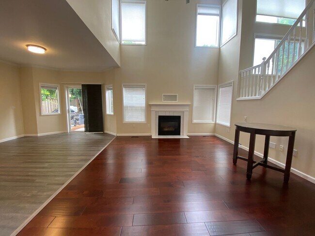 Building Photo - Beautiful 5 Bedroom Home!