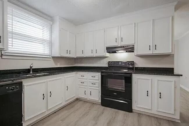 Building Photo - 308 Hale St