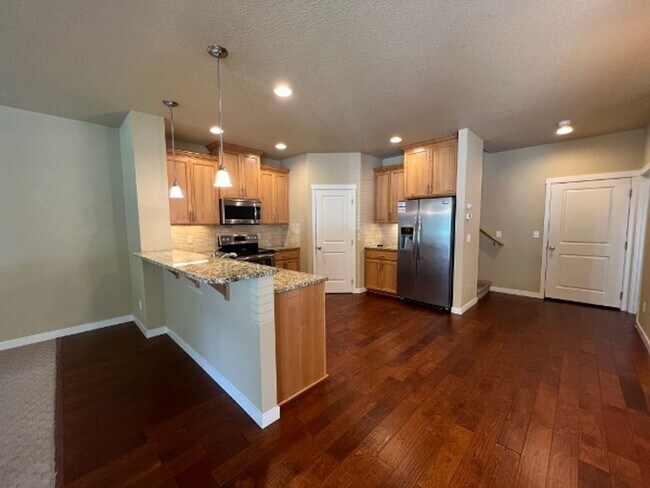Building Photo - Rent Reduction! End Unit - Hawks Prairie Townhome