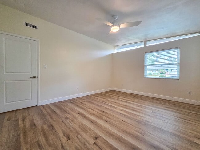 Building Photo - Beautifully Renovated 3/2 in Madison Park