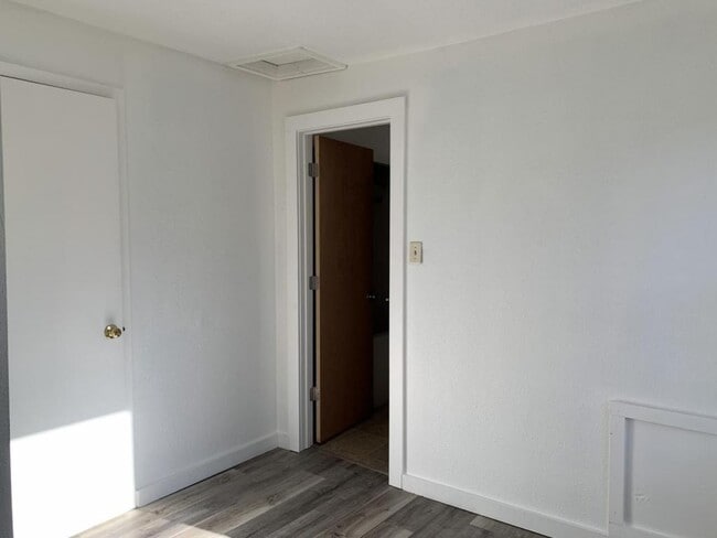 Building Photo - 1014 1st Ave