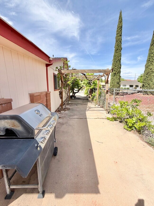 Building Photo - 2 Bed 1 Bath!