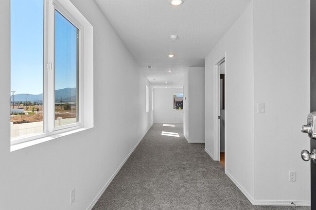 Building Photo - Lease special, save $900.00 if you sign an...