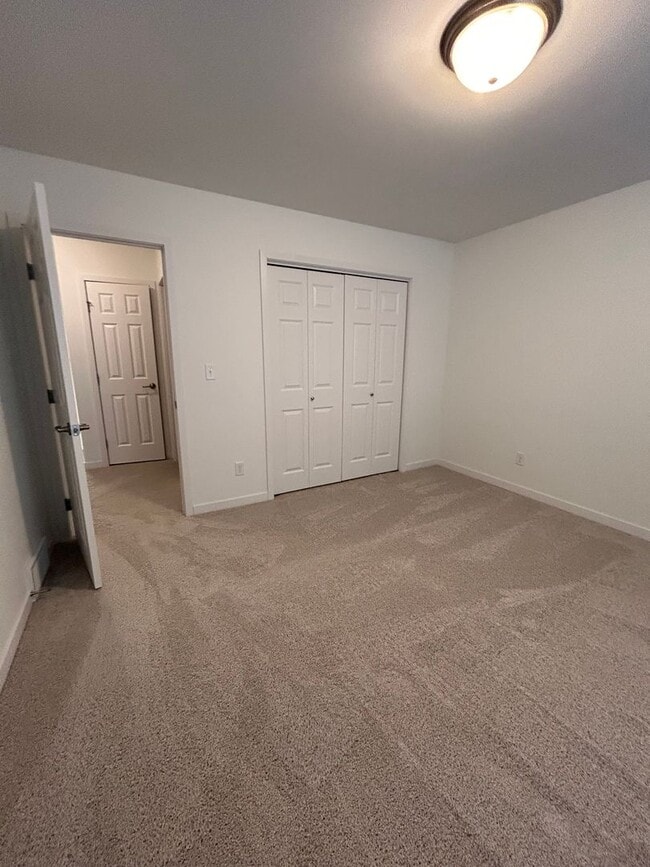 Building Photo - 3 Bed 3 Bath TownHome