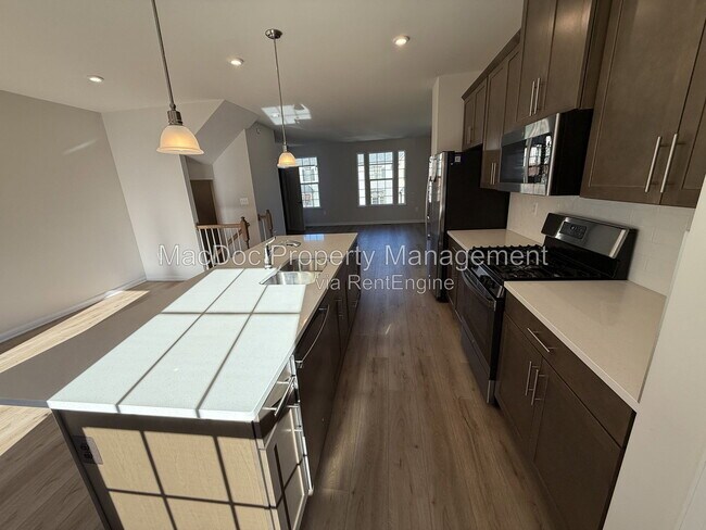 Building Photo - 1100 Rampart Dr