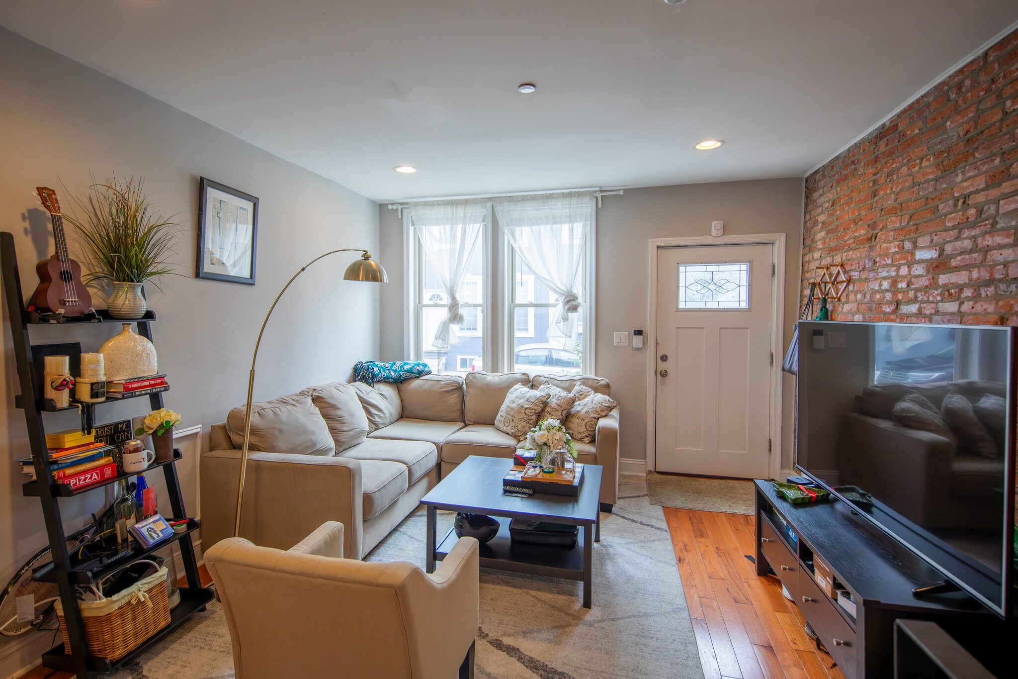 Living room - 2137 Sears St