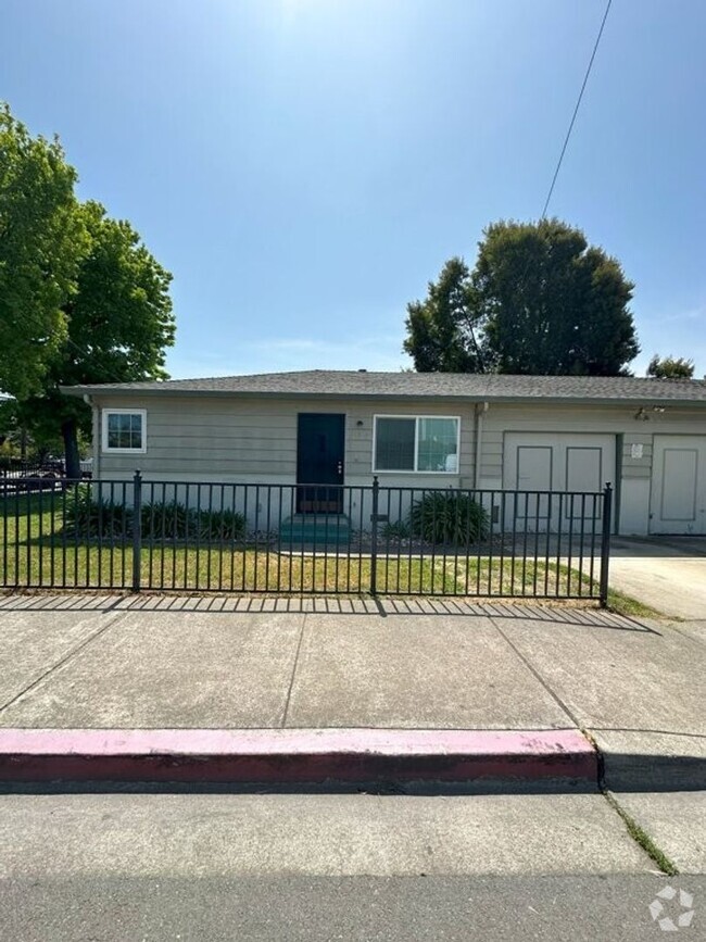 Building Photo - Lund/DUPLEX