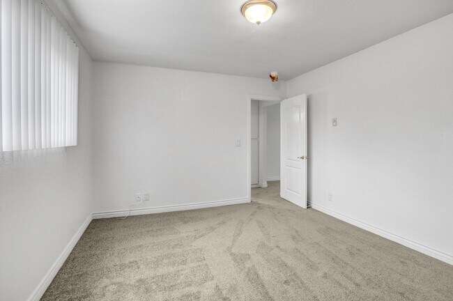 Building Photo - Upstairs 1 Bedroom Condo w/ Parking - Fresh Paint & Carpet!