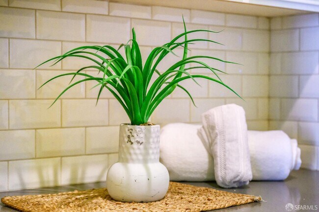 Building Photo - 5476 Summerfield Dr