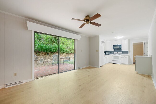Building Photo - Chapel Hill Ranch Lakeshore community