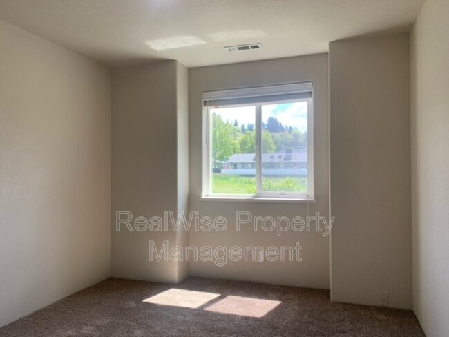 Building Photo - 112 SE Independence Dr