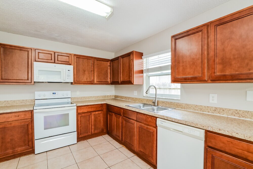 Building Photo - 3137 Holland Dr