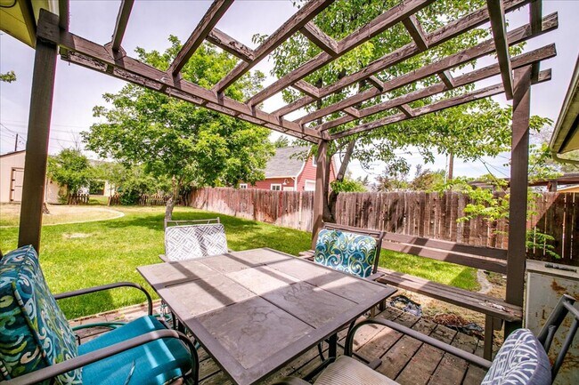 Building Photo - Desirable SE Boise Home Minutes From BSU!