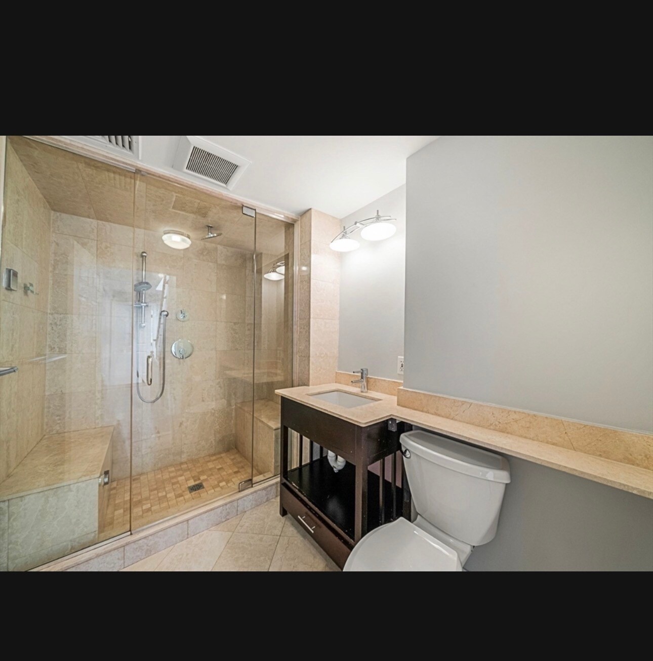 Building Photo - 779 E 6th St