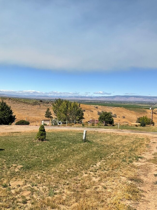 Building Photo - 4 Bed 3 Bath Home with Expansive Country V...