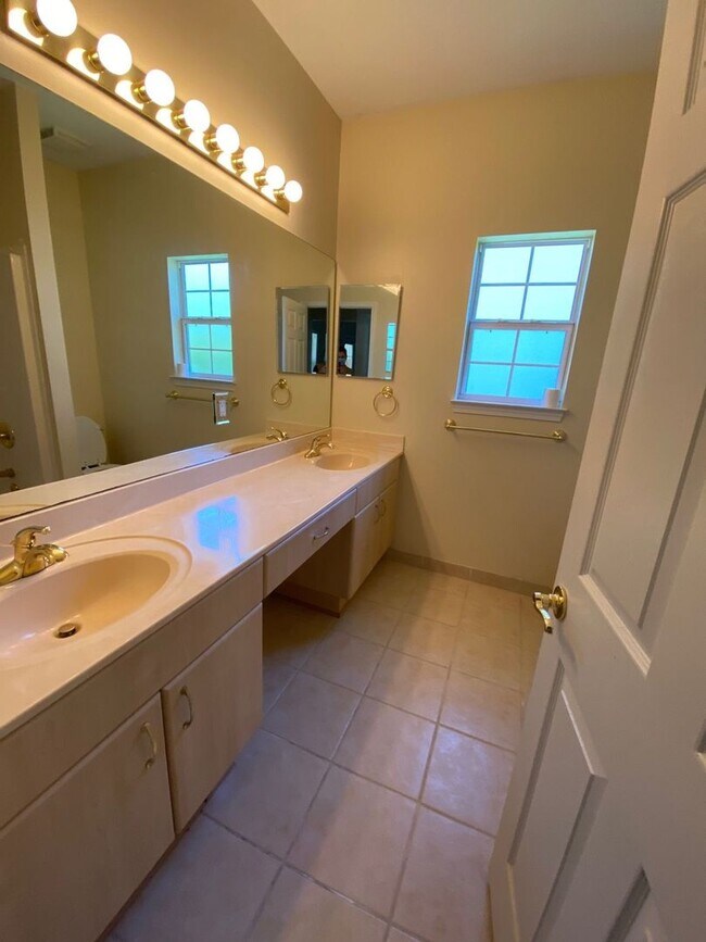 Building Photo - Expansive Home in the Desirable "The Hammo...