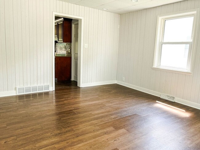 Building Photo - 3 BED, 2 BATH SPACIOUS HOUSE IN ST JOSEPH ...