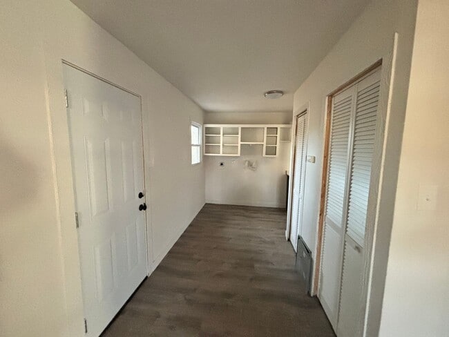 Building Photo - 3 bed 1 bath house with garage