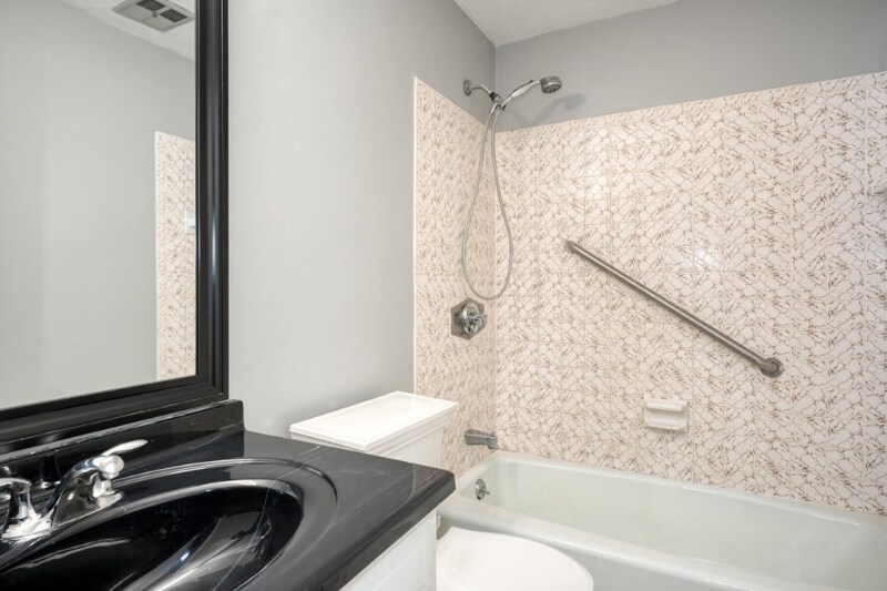 Building Photo - 10 Karen Cir